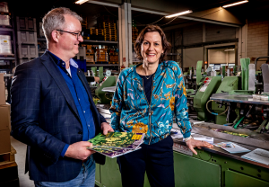 Fianne Stroeken adviseur duurzame inzetbaarheid en Mark Bonnenkamp van Vogelaar in productie omgeving Mark 